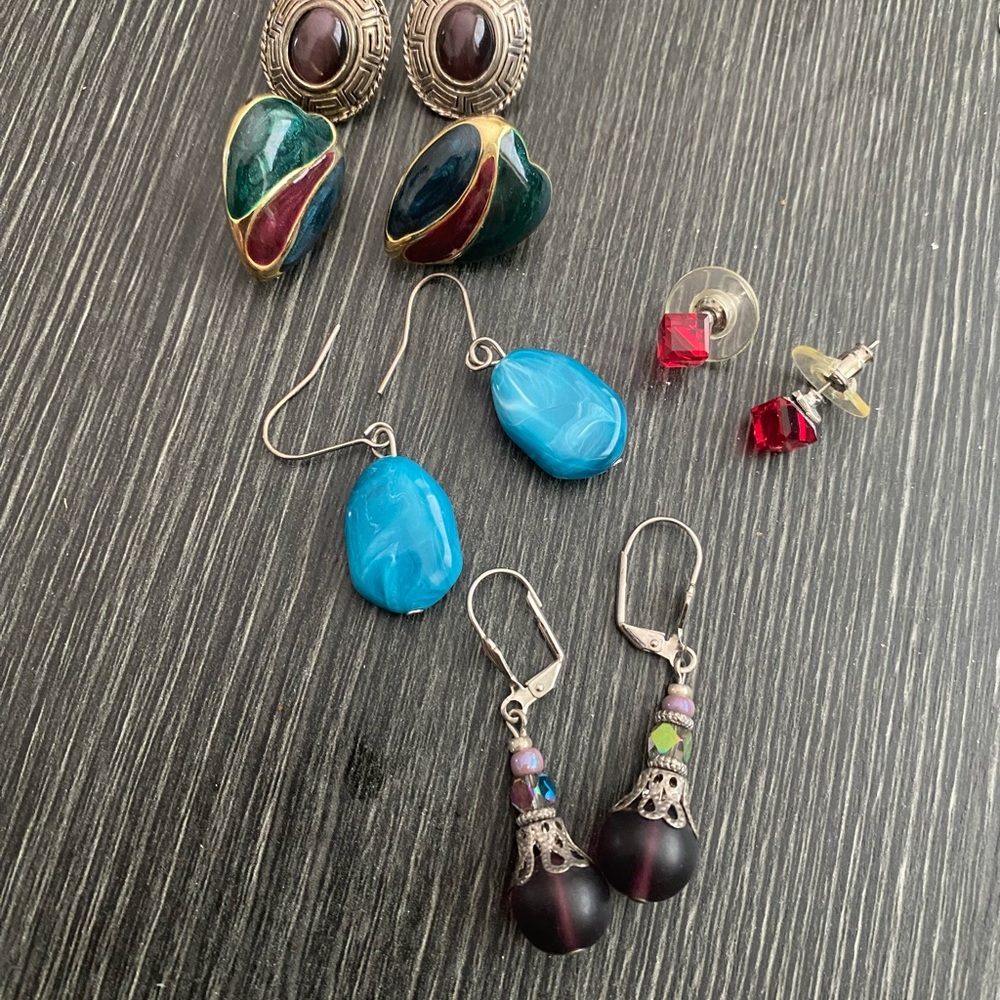 Lot of colourful earrings vintage and modern